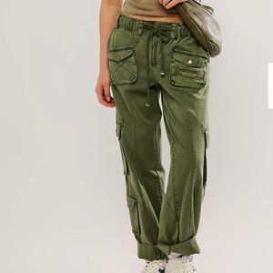**NWT**  Free People Tahiti Cargo Pants / dark green/kelp  Size Small (S)